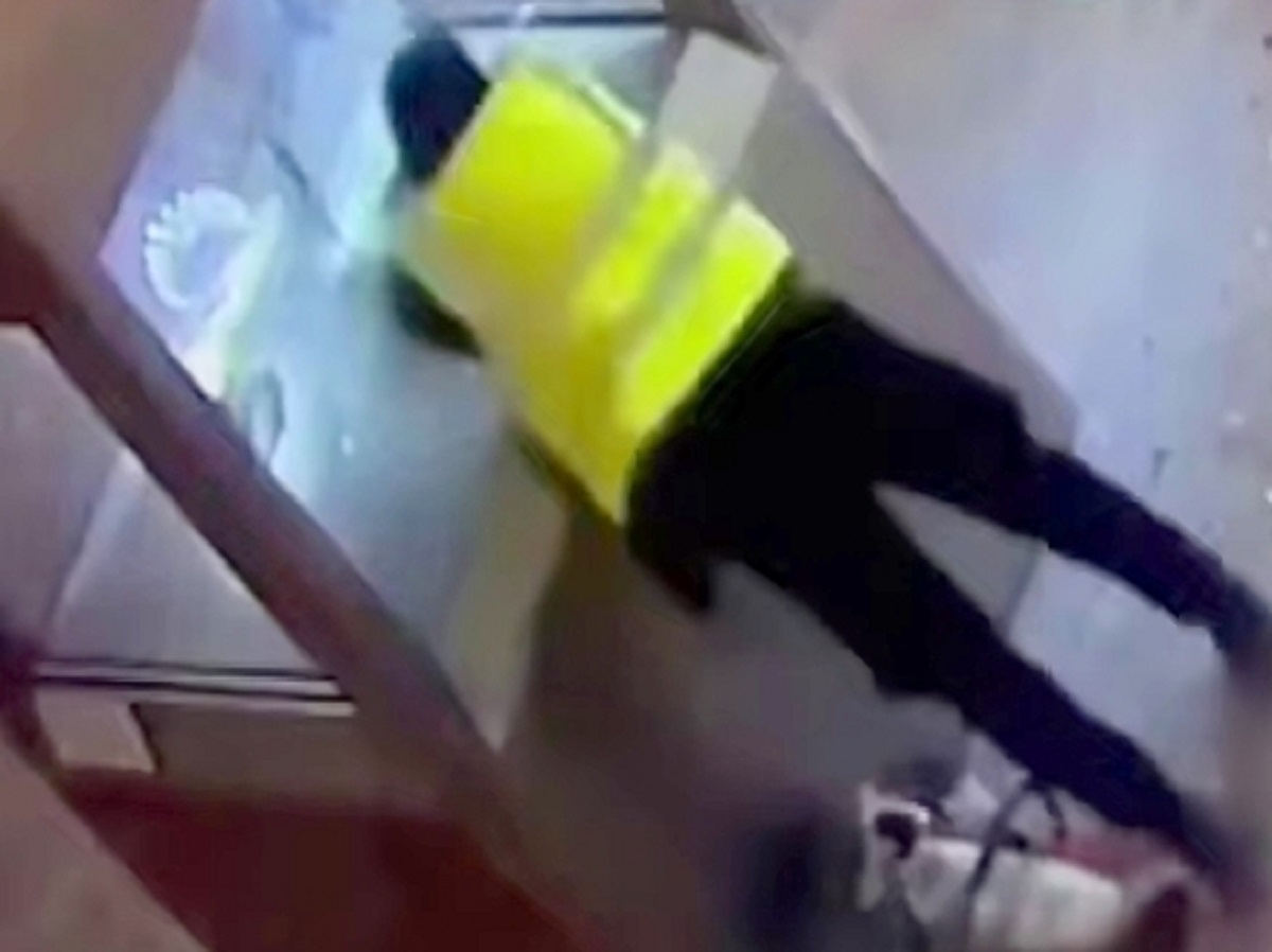 «Разлетелись от удара»: эксклюзивное видео с ограблением Лувра опубликовали в СМИ