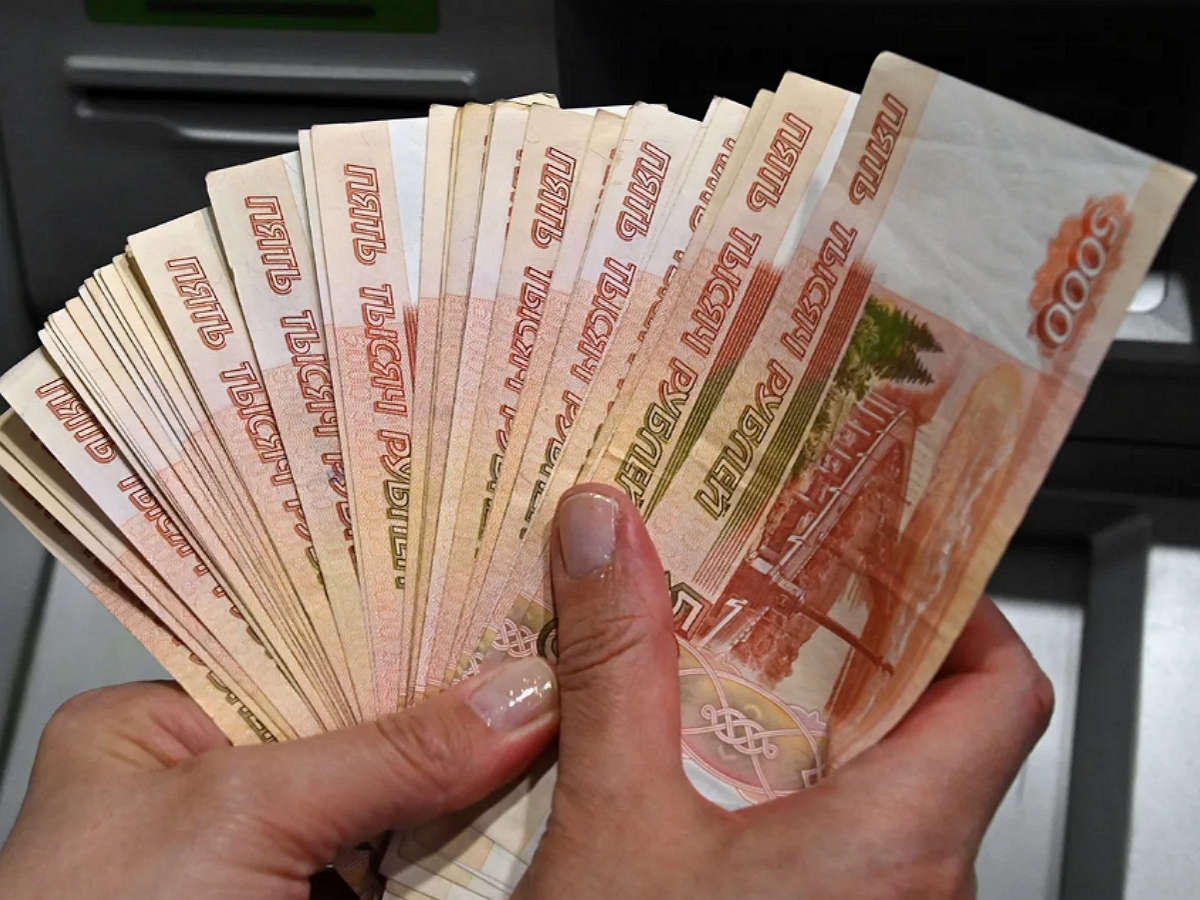 Названа сфера, где средней зарплата превысила 400 тысяч рублей