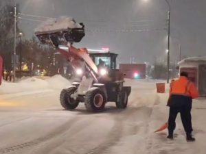 Снежный коллапс в Москве: столица встала в пробках, таксисты богатеют на поездках