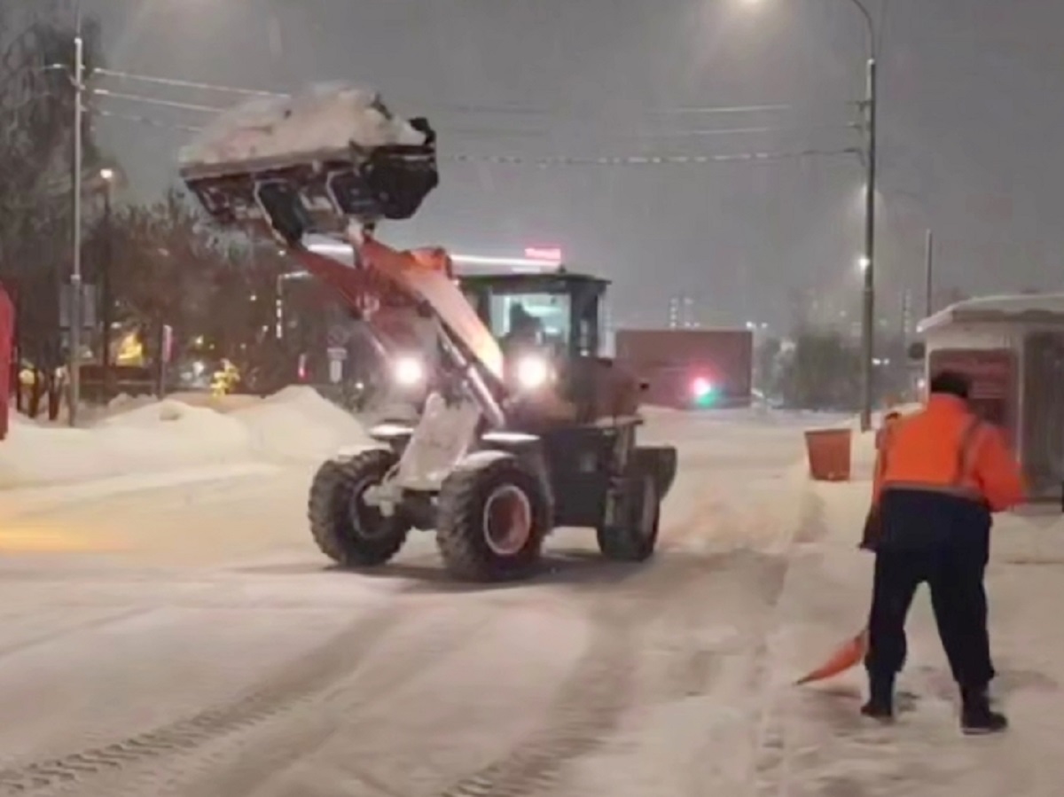Снежный коллапс в Москве: столица встала в пробках, таксисты богатеют на поездках