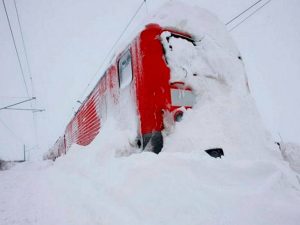 Более 50 поездов задерживаются на юге России из-за снегопадов