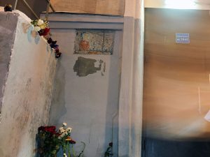 В Москве третий раз за неделю сорвали мемориальную доску Политковской 