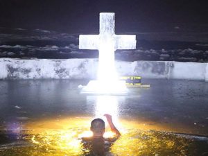 Врач Алмазов: окунаться в прорубь категорически нельзя при головных болях