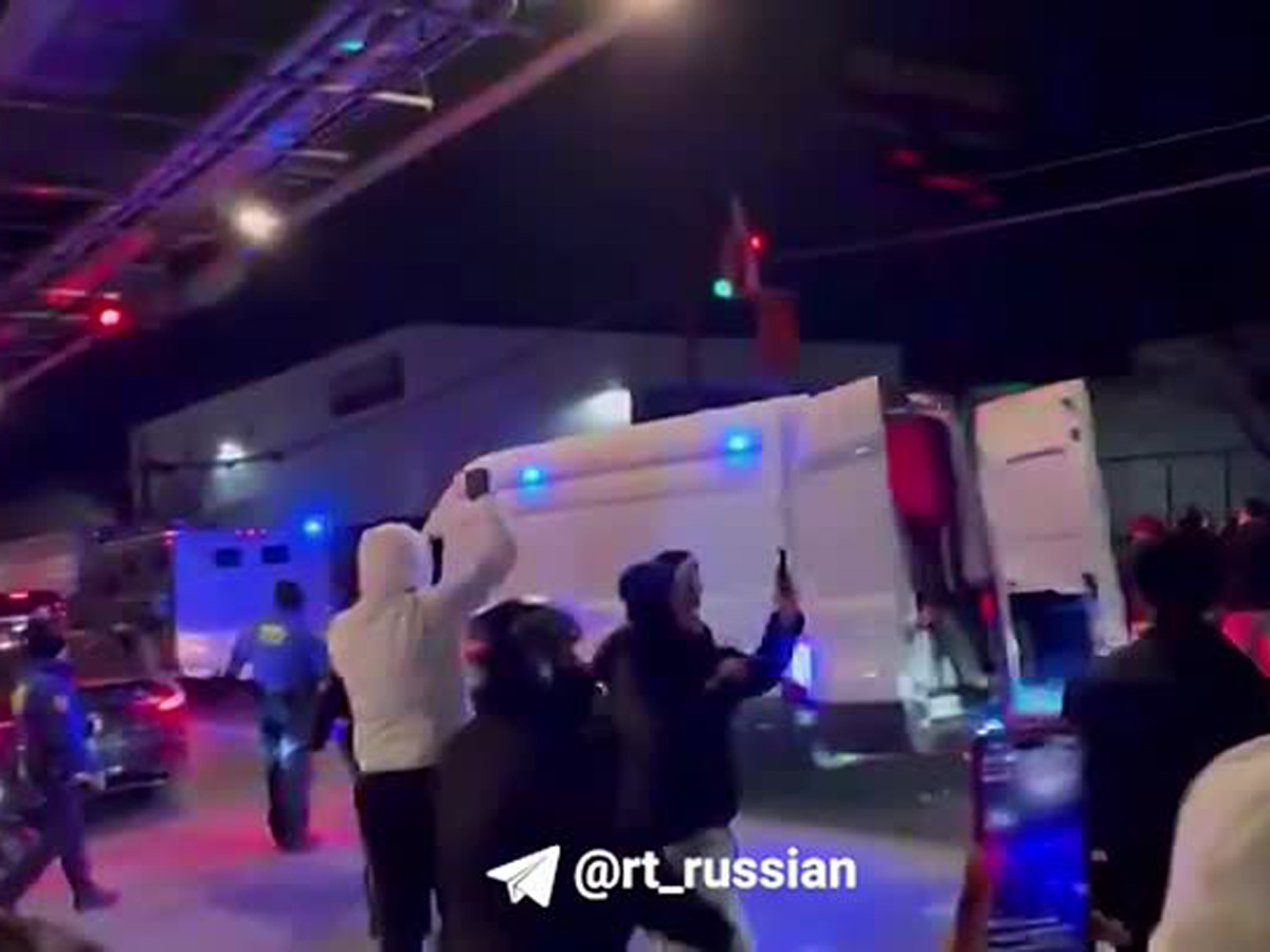 В Сети появилось видео, как захваченного Мадуро возят в клетке по Нью-Йорку на потеху публике