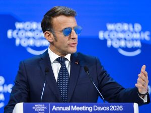 Макрон в очках