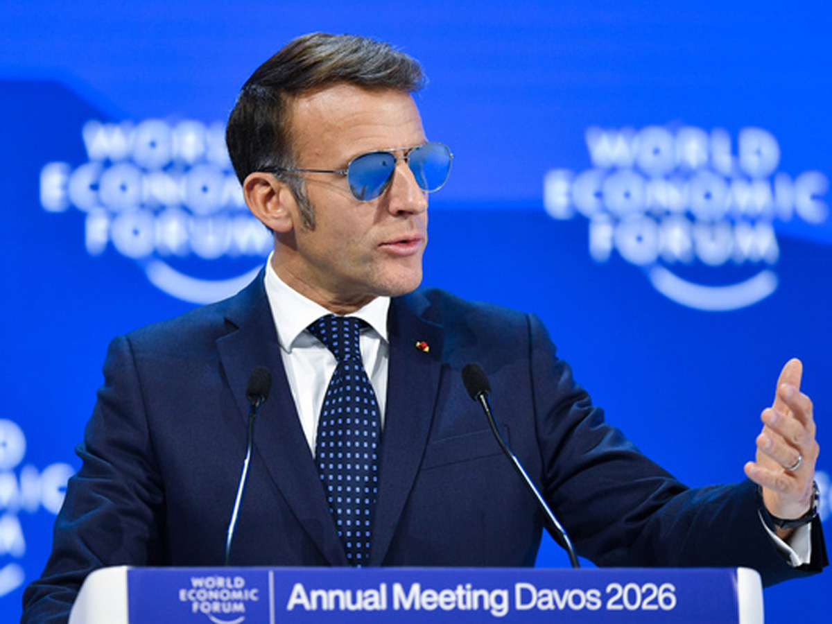 Макрон в очках