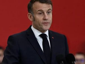 Макрон с кровавым глазом