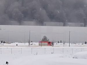 в Калуге загорелся бывший завод Volkswagen Автоэксперт Целиков: если бывший Volkswagen выгорел, Tenet приостановит продажи Михаил Лобачев Михаил Лобачев Тимур Хасанов Тимур Хасанов Кадр из видео/Соцсети В Калуге на бывшем заводе Volkswagen возник огромный внутренний пожар, который мог уничтожить цеха по сборке автомобилей нового российского бренда Tenet, под которым в России производят Chery. Площадь возгорания, по некоторым данным, превысила 4 тыс. квадратных метров, пострадали три человека. Если завод выйдет из строя, брендам Chery и Tenet останется только распродавать остатки автомобилей «в наличии», предупреждают эксперты. На бывшем заводе Volkswagen в Калуге произошел крупный пожар, сообщил Telegram-канал Mash. «Мощный пожар на экс-автомобильном заводе Volkswagen в Калуге, сейчас там собирают машины российского бренда Tenet (Chery). По данным Mash, площадь пожара на сейчас — около 4000 квадратных метров», — отмечается в публикации, появившейся в 12:27 мск. Как пишет издание, первоначально на заводе загорелся пластик в кузовном цеху. Затем пламя распространилось на пенопласт, которым утеплены стены здания. На кадрах с места происшествия видно, что густой дым вырывается из-под крыши и из вентиляционных труб по всей площади производственного здания. Рядом виден пожарный автомобиль. В МЧС оценили площадь пожара скромнее: по данным министерства на 13:15 мск, площадь пожара выросла с 300 до 700 кв. метров, сообщило агентство ТАСС. РИА Новости уточнило, что возгорание произошло в цеху по утилизации пенопласта, а эвакуация сотрудников проведена силами завода. Baza тоже сообщила, что пожар на заводе возник во время утилизации пенопласта. sonox-shop.ru Перейти Премиум-матрасы Italian Grey от SONOX 160x200 «На месте работают несколько пожарных расчетов, о пострадавших нет информации», — отмечается в публикации. В 12:57 мск Mash написал о ликвидации пожара. Он утверждает, что автомобили и сотрудники предприятия не пострадали. На соблюдение правил пожарной безопасности завод последний раз проверяли в 2024 году. При этом Life со ссылкой на SHOT сообщил о нескольких пострадавших. «Три сотрудника бывшего завода Volkswagen в Калуге пострадали при пожаре — по данным SHOT, они отравились продуктами горения», — отмечается в публикации. Врачи осмотрели пострадавших на месте происшествия, двое из них отказались от госпитализации, уточнило издание. В компании AGR, которая владеет бывшим предприятием Volkswagen и с 2025 года собирает на нем автомобили под брендом Tenet, подтвердили «Газете.Ru» факт инцидента, но заявили об отсутствии пострадавших. «Произошло задымление в одном из производственных цехов, персонал был своевременно эвакуирован, пострадавших нет, разбираемся в причинах возникшей ситуации», — рассказали «Газете.Ru» в пресс-службе AGR. Прокуратура начала проверку по факту возгорания. Возможные последствия пожара В случае полного выгорания производственной площадки Chery не сможет физически заместить объемы, которые давал бывший завод Volkswagen, рассказал «Газете.Ru» генеральный директор аналитического агентства «Автостат» Сергей Целиков. «Концерн Chery планирует производство на большой временной период, поэтому выпавшие объемы в случае полного вывода завода из строя не удастся оперативно восстановить. При этом заменить машины Tenet аналогичными моделями Chery не получится, потому что китайский концерн давно перешел на продажи российского бренда, — рассказал Целиков. — Трудно сказать, насколько хватит запасов уже произведенных автомобилей бренда Tenet и у дилеров в наличии, они недавно начали их выпускать. Обычно таких запасов хватает примерно на два месяца». Собеседник напомнил, что у холдинга АГР еще есть площадки в Санкт-Петербурге — бывшие заводы Hyundai и General Motors. Однако на первой площадке сейчас организована сборка автомобилей Solaris и GAC, а вторая только готовится под другие бренды Chery. Оперативно развернуть там сборку Tenet вряд ли получится, убежден Целиков. Автоэксперт Игорь Моржаретто также отметил, что Chery сейчас фактически не поставляет своих автомобилей в РФ, а китайская Defetoo, которая поставляет машинокомплекты Tenet, не получала одобрений типа транспортного средства на автомобили китайского производства. То есть все модели Tenet сертифицированы только под сборку на заводе АГР в России. «Говорить о том, насколько пострадал завод, преждевременно. Мы совершенно не знаем, какой урон мог нанести пожар», — сказал Моржаретто «Газете.Ru». Что известно о заводе Завод Volkswagen в Калуге открылся в 2007 году. На нем выпускались автомобили Volkswagen и Skoda по полному циклу – со сваркой и окраской кузовов. В 2022 году производство автомобилей немецкого концерна было остановлено, оборудование законсервировано. В 2024 году завод перешел под контроль российской компании AGR, год спустя на нем начался выпуск трех кроссоверов под специально созданным для российского рынка брендом Tenet. В конце декабря 2025 года пресс-служба AGR отчиталась о выпуске на заводе в Калуге 50-тысячного автомобиля Tenet. Им стал кроссовер T7 в версии Prime. Компактный кроссовер Tenet T4 впервые стал самым продаваемым кроссовером в России по итогам 3-й недели 2026 года, сообщил «Автостат». Пожар на АГР в Калуге