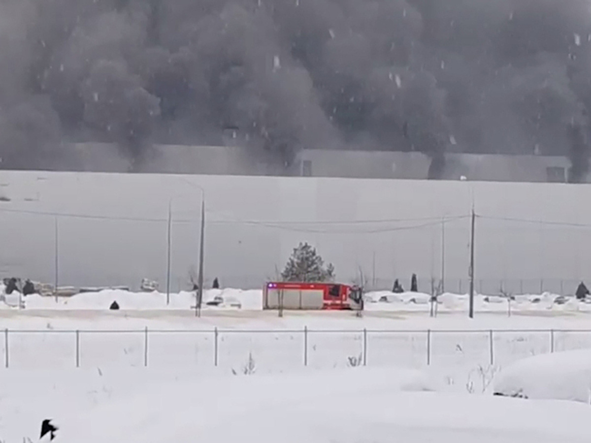 в Калуге загорелся бывший завод Volkswagen Автоэксперт Целиков: если бывший Volkswagen выгорел, Tenet приостановит продажи Михаил Лобачев Михаил Лобачев Тимур Хасанов Тимур Хасанов Кадр из видео/Соцсети В Калуге на бывшем заводе Volkswagen возник огромный внутренний пожар, который мог уничтожить цеха по сборке автомобилей нового российского бренда Tenet, под которым в России производят Chery. Площадь возгорания, по некоторым данным, превысила 4 тыс. квадратных метров, пострадали три человека. Если завод выйдет из строя, брендам Chery и Tenet останется только распродавать остатки автомобилей «в наличии», предупреждают эксперты. На бывшем заводе Volkswagen в Калуге произошел крупный пожар, сообщил Telegram-канал Mash. «Мощный пожар на экс-автомобильном заводе Volkswagen в Калуге, сейчас там собирают машины российского бренда Tenet (Chery). По данным Mash, площадь пожара на сейчас — около 4000 квадратных метров», — отмечается в публикации, появившейся в 12:27 мск. Как пишет издание, первоначально на заводе загорелся пластик в кузовном цеху. Затем пламя распространилось на пенопласт, которым утеплены стены здания. На кадрах с места происшествия видно, что густой дым вырывается из-под крыши и из вентиляционных труб по всей площади производственного здания. Рядом виден пожарный автомобиль. В МЧС оценили площадь пожара скромнее: по данным министерства на 13:15 мск, площадь пожара выросла с 300 до 700 кв. метров, сообщило агентство ТАСС. РИА Новости уточнило, что возгорание произошло в цеху по утилизации пенопласта, а эвакуация сотрудников проведена силами завода. Baza тоже сообщила, что пожар на заводе возник во время утилизации пенопласта. sonox-shop.ru Перейти Премиум-матрасы Italian Grey от SONOX 160x200 «На месте работают несколько пожарных расчетов, о пострадавших нет информации», — отмечается в публикации. В 12:57 мск Mash написал о ликвидации пожара. Он утверждает, что автомобили и сотрудники предприятия не пострадали. На соблюдение правил пожарной безопасности завод последний раз проверяли в 2024 году. При этом Life со ссылкой на SHOT сообщил о нескольких пострадавших. «Три сотрудника бывшего завода Volkswagen в Калуге пострадали при пожаре — по данным SHOT, они отравились продуктами горения», — отмечается в публикации. Врачи осмотрели пострадавших на месте происшествия, двое из них отказались от госпитализации, уточнило издание. В компании AGR, которая владеет бывшим предприятием Volkswagen и с 2025 года собирает на нем автомобили под брендом Tenet, подтвердили «Газете.Ru» факт инцидента, но заявили об отсутствии пострадавших. «Произошло задымление в одном из производственных цехов, персонал был своевременно эвакуирован, пострадавших нет, разбираемся в причинах возникшей ситуации», — рассказали «Газете.Ru» в пресс-службе AGR. Прокуратура начала проверку по факту возгорания. Возможные последствия пожара В случае полного выгорания производственной площадки Chery не сможет физически заместить объемы, которые давал бывший завод Volkswagen, рассказал «Газете.Ru» генеральный директор аналитического агентства «Автостат» Сергей Целиков. «Концерн Chery планирует производство на большой временной период, поэтому выпавшие объемы в случае полного вывода завода из строя не удастся оперативно восстановить. При этом заменить машины Tenet аналогичными моделями Chery не получится, потому что китайский концерн давно перешел на продажи российского бренда, — рассказал Целиков. — Трудно сказать, насколько хватит запасов уже произведенных автомобилей бренда Tenet и у дилеров в наличии, они недавно начали их выпускать. Обычно таких запасов хватает примерно на два месяца». Собеседник напомнил, что у холдинга АГР еще есть площадки в Санкт-Петербурге — бывшие заводы Hyundai и General Motors. Однако на первой площадке сейчас организована сборка автомобилей Solaris и GAC, а вторая только готовится под другие бренды Chery. Оперативно развернуть там сборку Tenet вряд ли получится, убежден Целиков. Автоэксперт Игорь Моржаретто также отметил, что Chery сейчас фактически не поставляет своих автомобилей в РФ, а китайская Defetoo, которая поставляет машинокомплекты Tenet, не получала одобрений типа транспортного средства на автомобили китайского производства. То есть все модели Tenet сертифицированы только под сборку на заводе АГР в России. «Говорить о том, насколько пострадал завод, преждевременно. Мы совершенно не знаем, какой урон мог нанести пожар», — сказал Моржаретто «Газете.Ru». Что известно о заводе Завод Volkswagen в Калуге открылся в 2007 году. На нем выпускались автомобили Volkswagen и Skoda по полному циклу – со сваркой и окраской кузовов. В 2022 году производство автомобилей немецкого концерна было остановлено, оборудование законсервировано. В 2024 году завод перешел под контроль российской компании AGR, год спустя на нем начался выпуск трех кроссоверов под специально созданным для российского рынка брендом Tenet. В конце декабря 2025 года пресс-служба AGR отчиталась о выпуске на заводе в Калуге 50-тысячного автомобиля Tenet. Им стал кроссовер T7 в версии Prime. Компактный кроссовер Tenet T4 впервые стал самым продаваемым кроссовером в России по итогам 3-й недели 2026 года, сообщил «Автостат». Пожар на АГР в Калуге