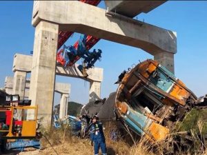 Твиланд Строительный кран обрушился на пассажирский поезд