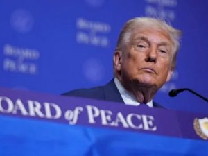 Дональд Трамп на первом заседании 