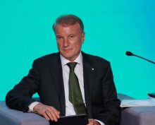 «Чтобы не нищенствовали»: Греф призвал повысить зарплату чиновникам в России