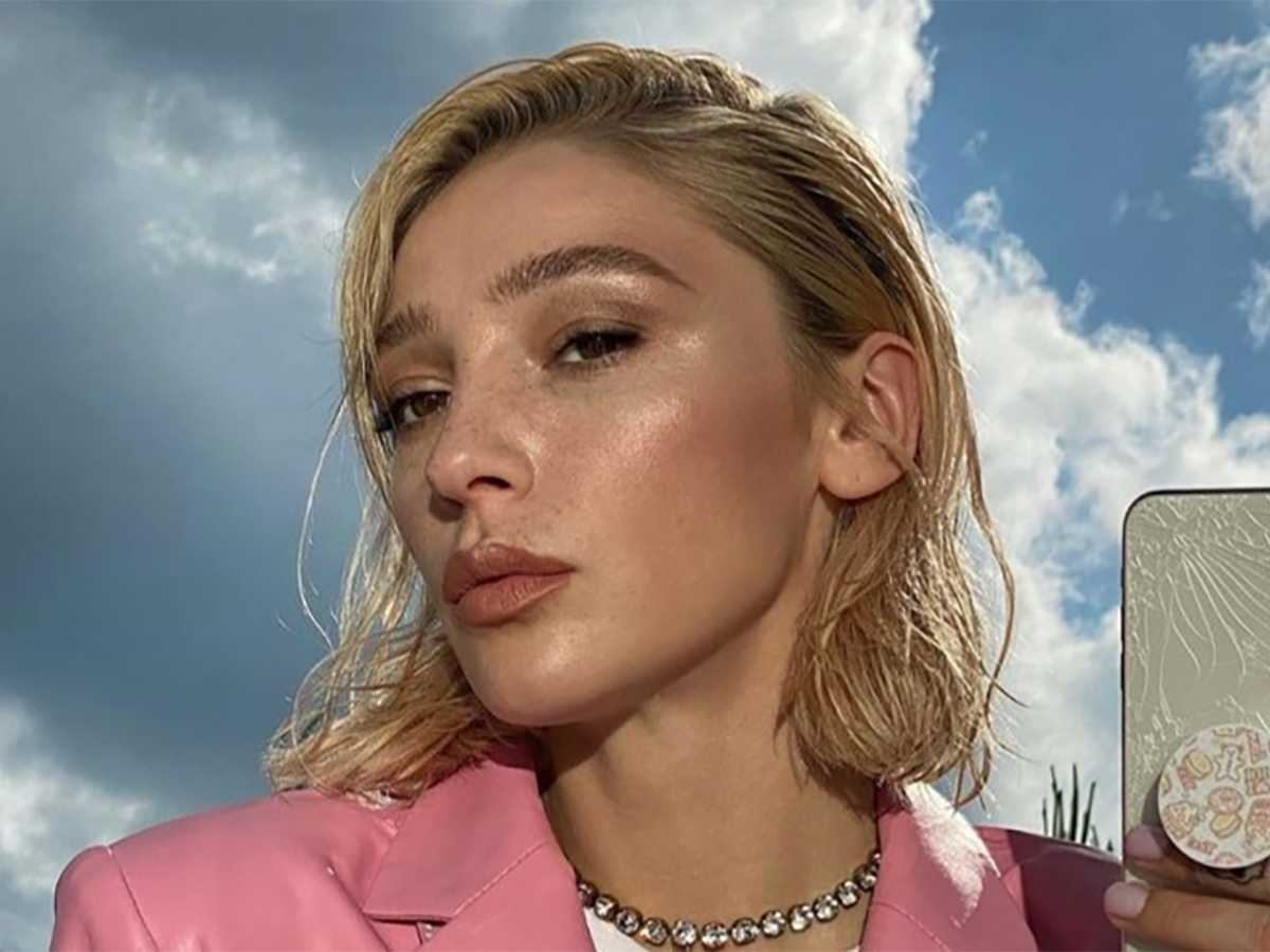 Ивлеева похвасталась фигурой в крошечном топе и спущенных легинсах