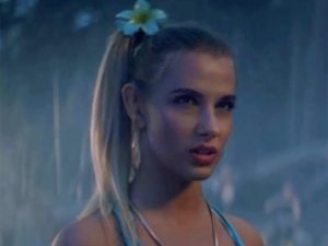 Актрису избили