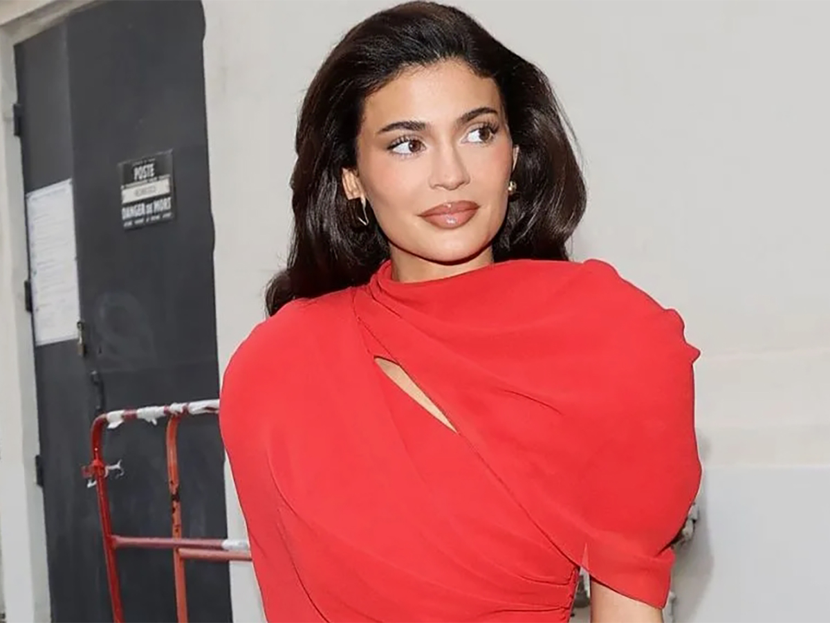 Кайли Дженнер показала фото в «голом» платье с лифом из зерен граната