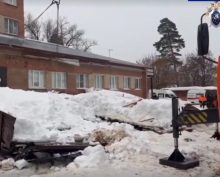 В Котовске снег обрушил козырёк больницы: погиб человек