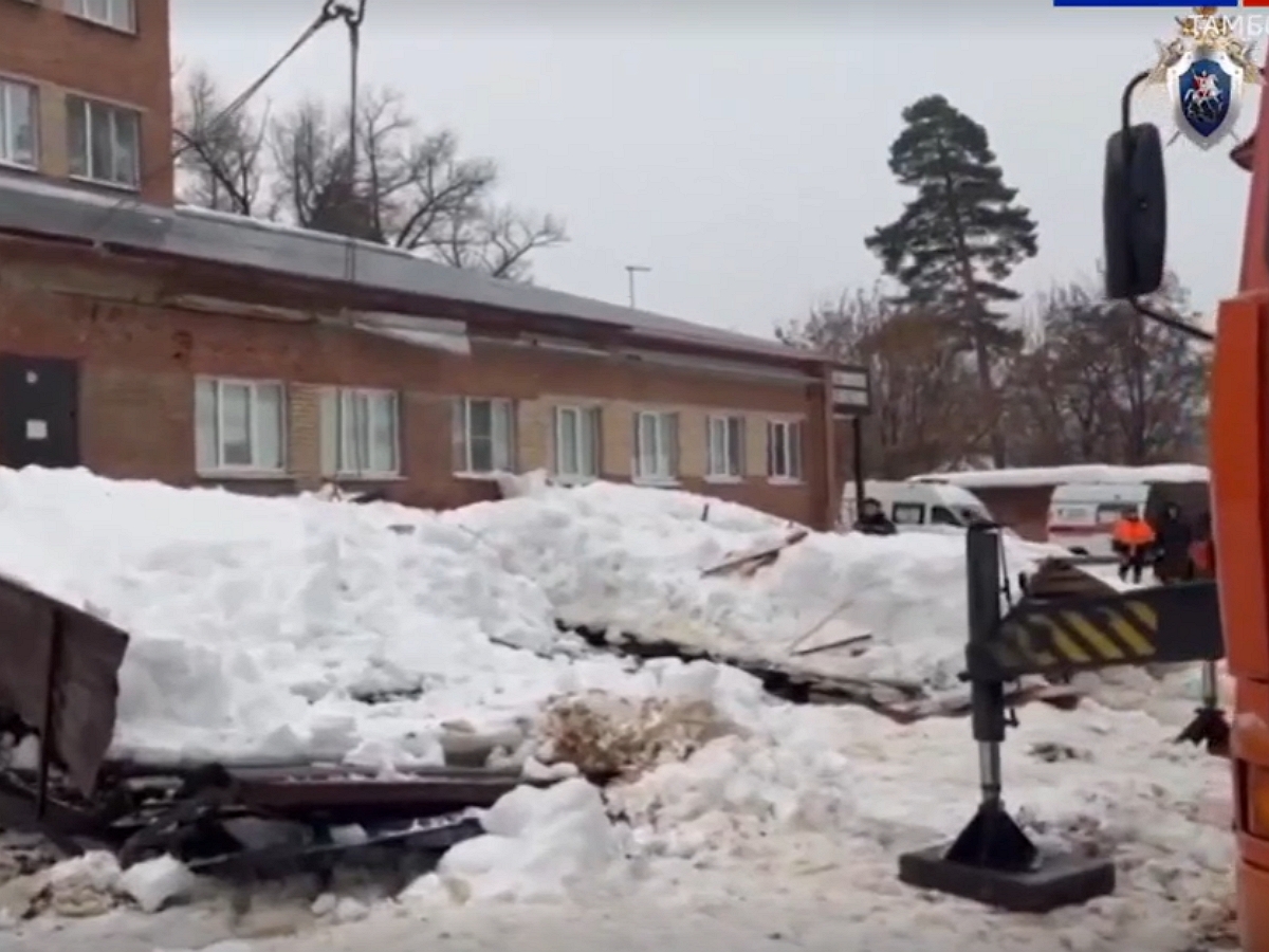 В Котовске снег обрушил козырёк больницы: погиб человек