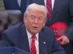 «Ты – худший репортер»: Трамп оскорбил журналистку, которая «не улыбалась»