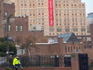 Российский баннер «Победа будет за нами» вызвал громкий скандал в Южной Корее