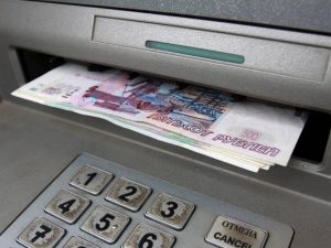 В МВД предложили ограничить снятие наличных и переводы с телефона