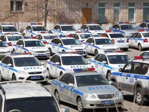 Пятеро детей в Чите разгромили 55 полицейских автомобилей