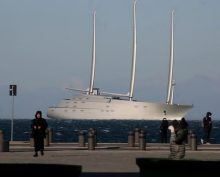 Италия тратит 3 млн рублей в день на охрану яхты олигарха Мельниченко