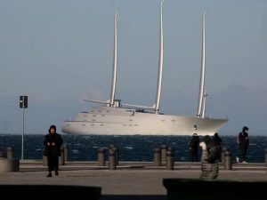 Италия тратит 3 млн рублей в день на охрану яхты олигарха Мельниченко