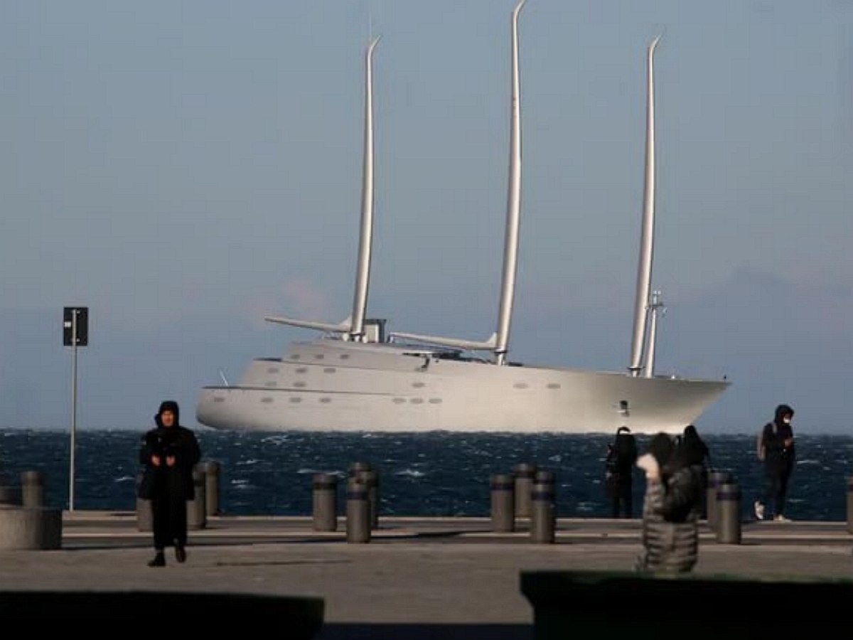 Италия тратит 3 млн рублей в день на охрану яхты олигарха Мельниченко