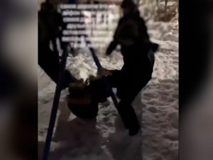 Десятки подростков в балаклавах безпричинно нападали на жителей Мытищ