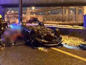 Очевидец снял на видео упавший с эстакады на МКАД Mercedes