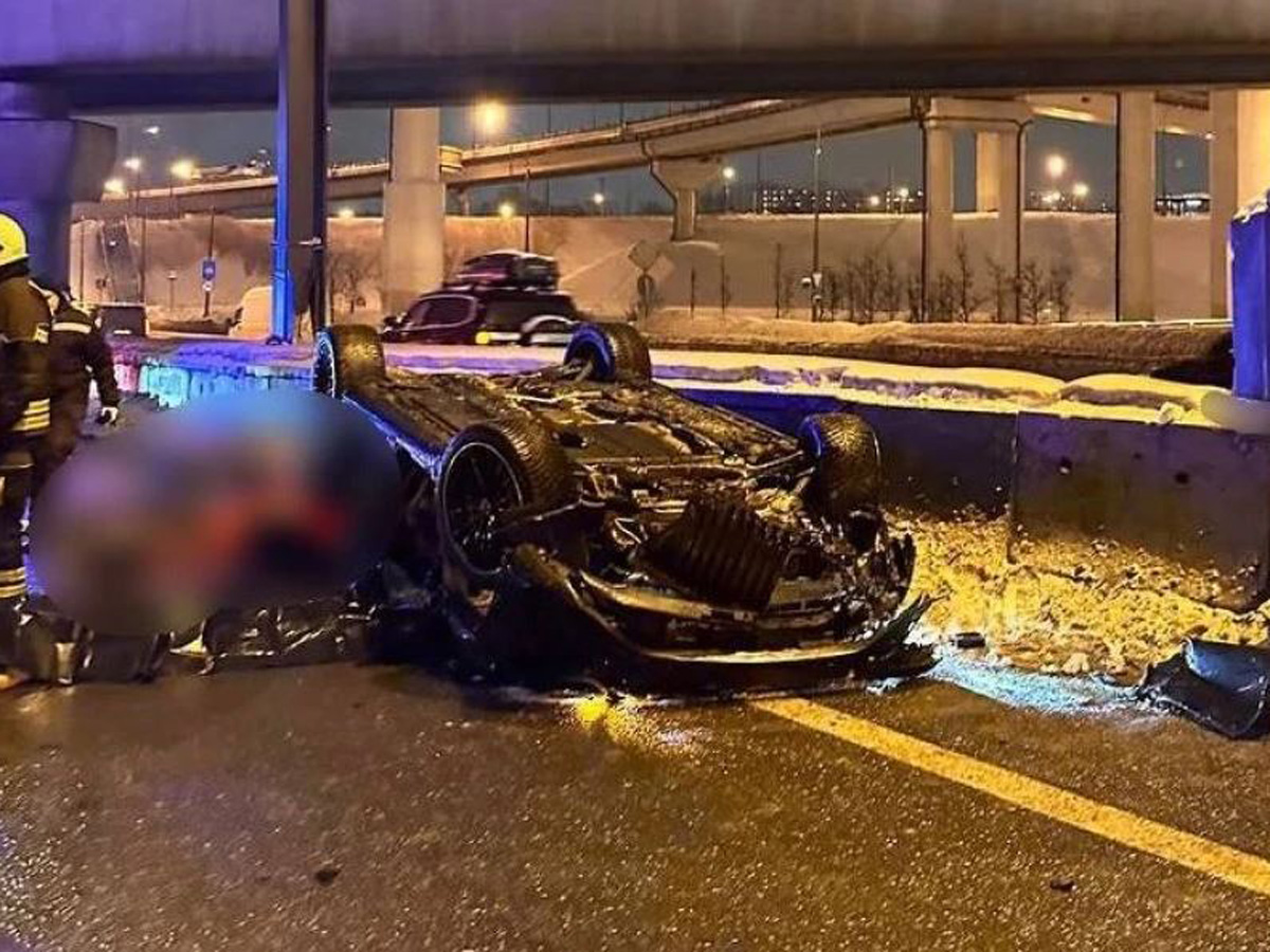 Очевидец снял на видео упавший с эстакады на МКАД Mercedes