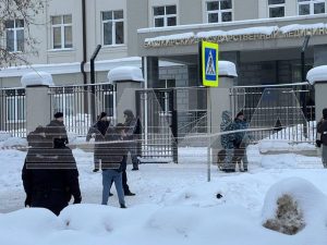 Подросток с ножом напал на общежитие с иностранными студентами в Уфе, ранив двух полицейских