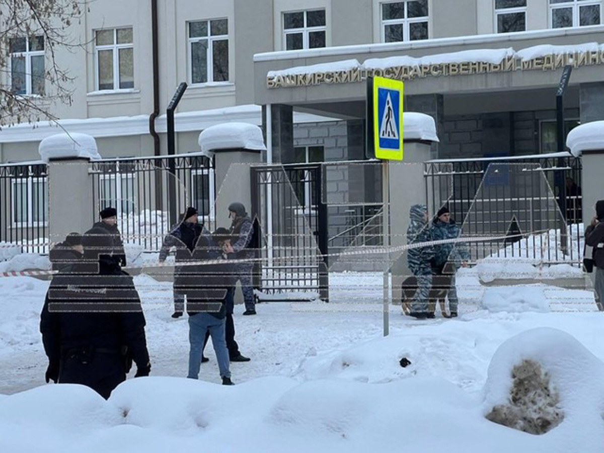 Подросток с ножом напал на общежитие с иностранными студентами в Уфе, ранив двух полицейских