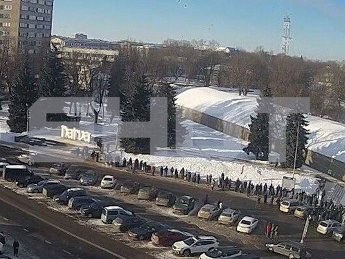 Сотни эстонцев мёрзнут в очередях на границе с Россией по девять часов