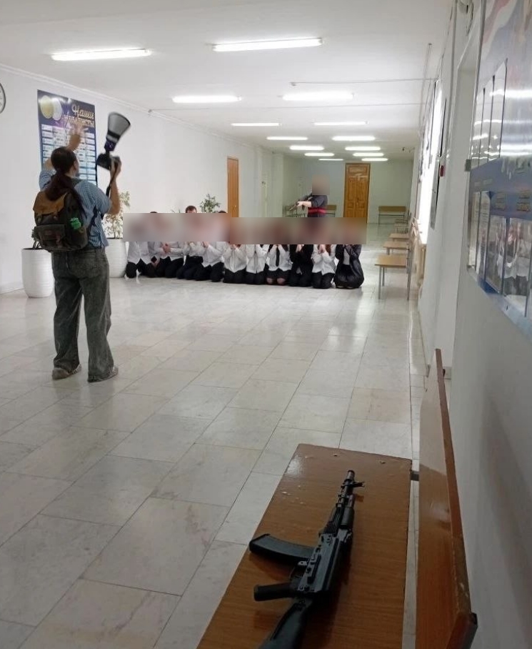 Фото учительницы с автоматом и детьми на коленях шокировало жителей Урала