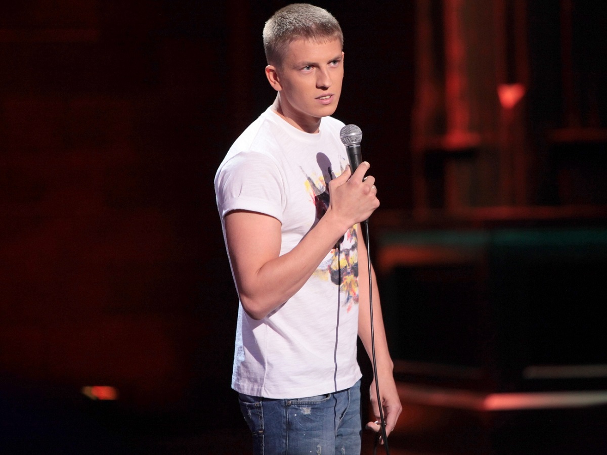 Комик Алексей Щербаков, спасаясь от отмены, тайно устроил мини-тур по РФ