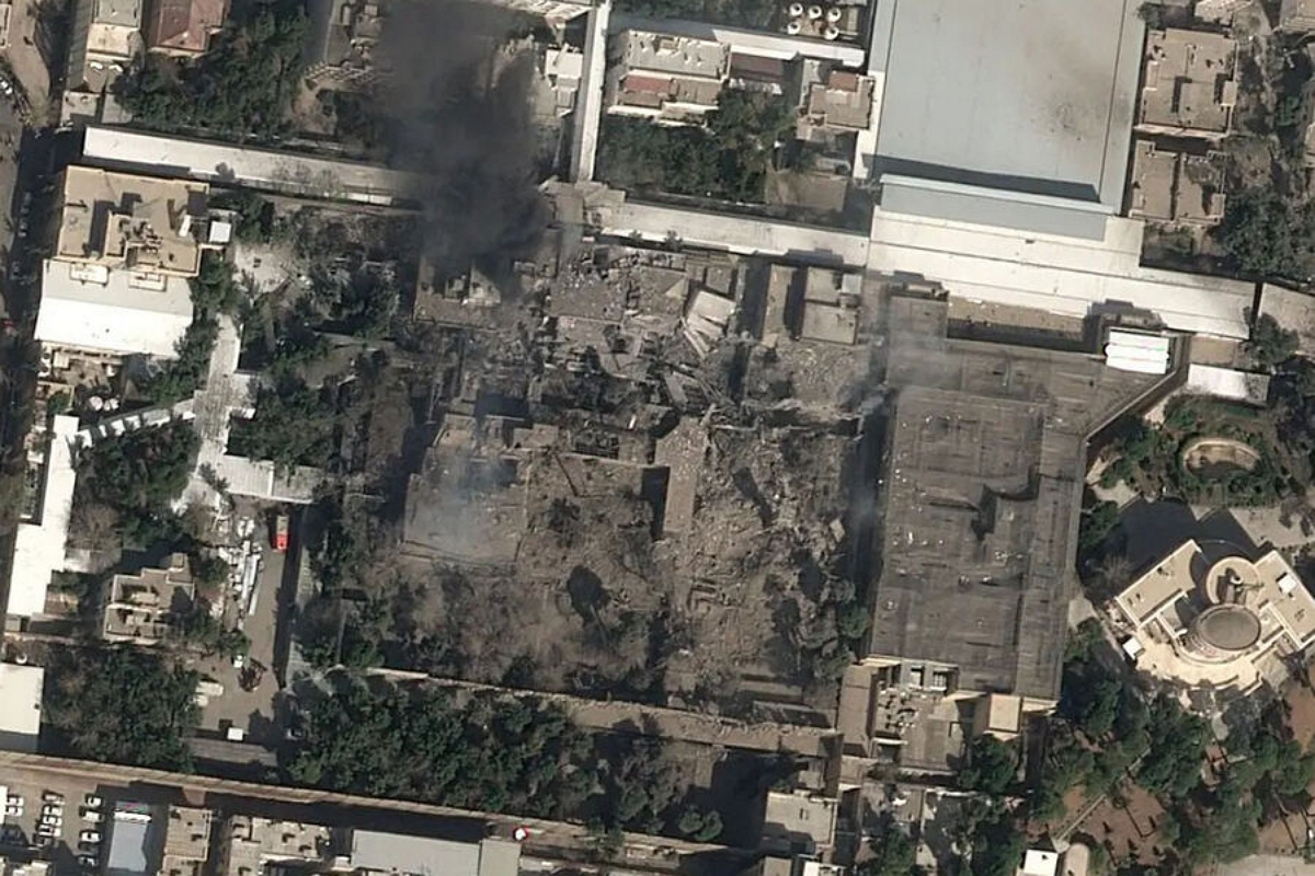 Гостелевидение Ирана подтвердило гибель верховного лидера Али Хаменеи. Убиты также четыре члена его семьи