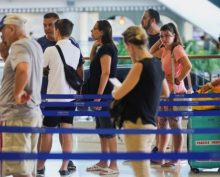 Россияне в панике в Дубае: пропадают билеты, свежих продуктов осталось на 10 дней