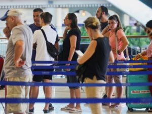 Россияне в панике в Дубае: пропадают билеты, свежих продуктов осталось на 10 дней