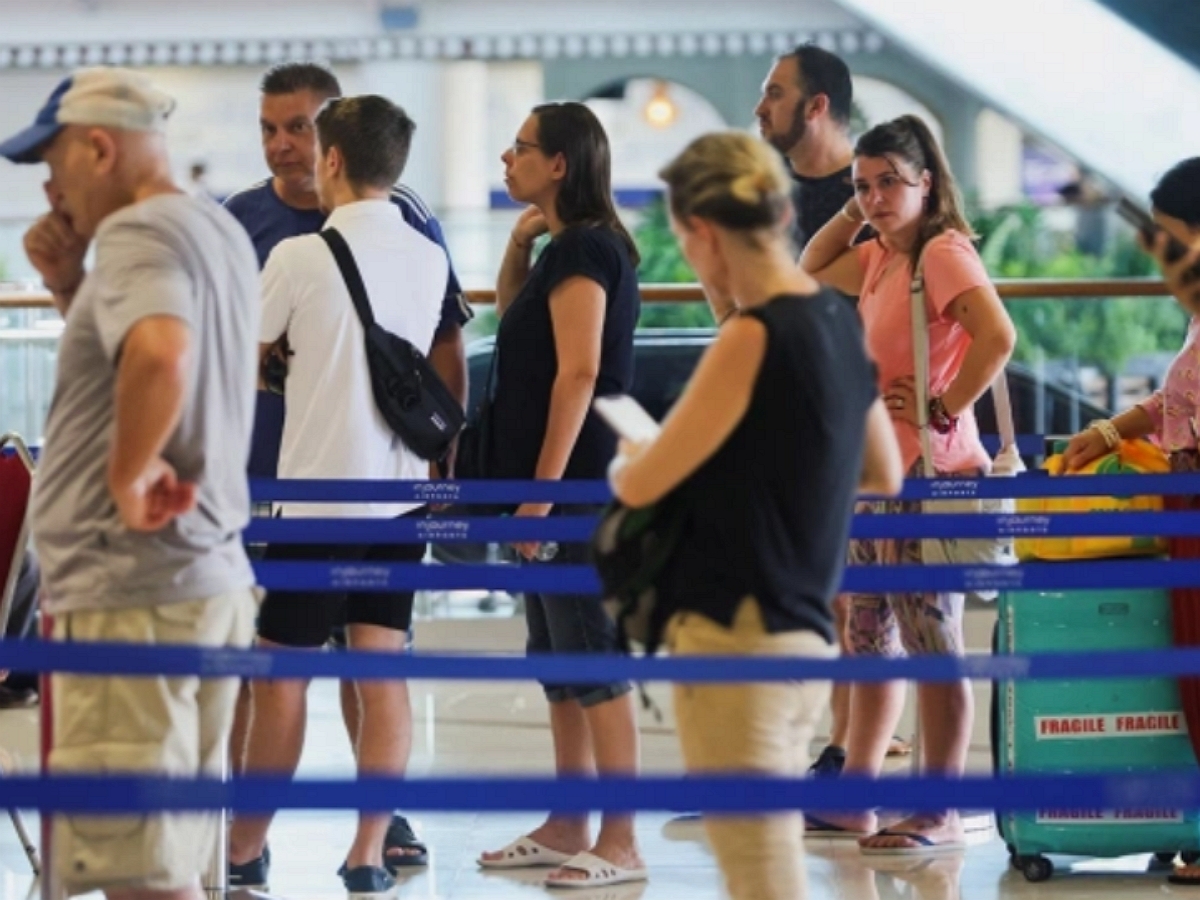 Россияне в панике в Дубае: пропадают билеты, свежих продуктов осталось на 10 дней