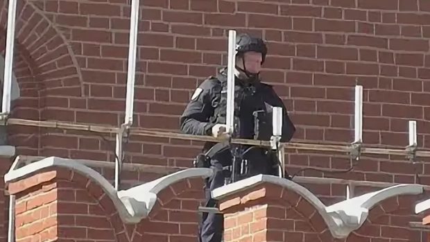 СМИ: в Москве сотрудники ФСО с оружием взяли Кремль в кольцо - что происходит