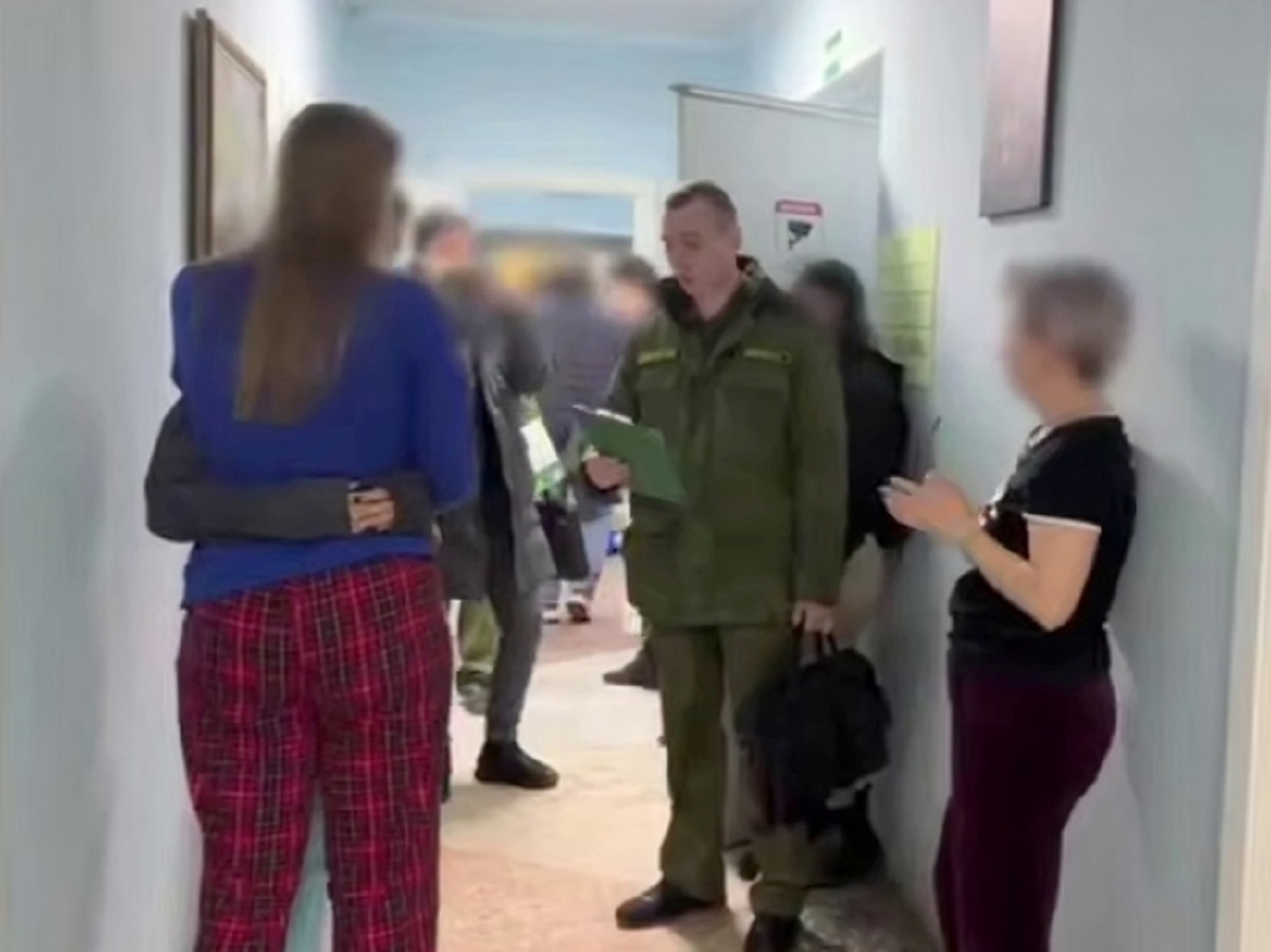 «Били и давали таблетки от шизофрении»: в Кемерово закрыли «звездный» рехаб