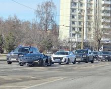 «Скромный» кортеж: Lamborghini Revuelto за 140 млн промчалось с охраной по Москве