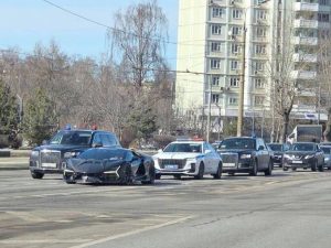 «Скромный» кортеж: Lamborghini Revuelto за 140 млн промчалось с охраной по Москве