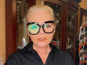 Лариса Долина пытается через суд вернуть 176 млн рублей