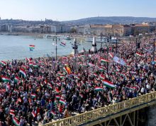 «Хватит кормить Украину»: десятки тысяч человек вышли на «Марш мира» в Будапеште