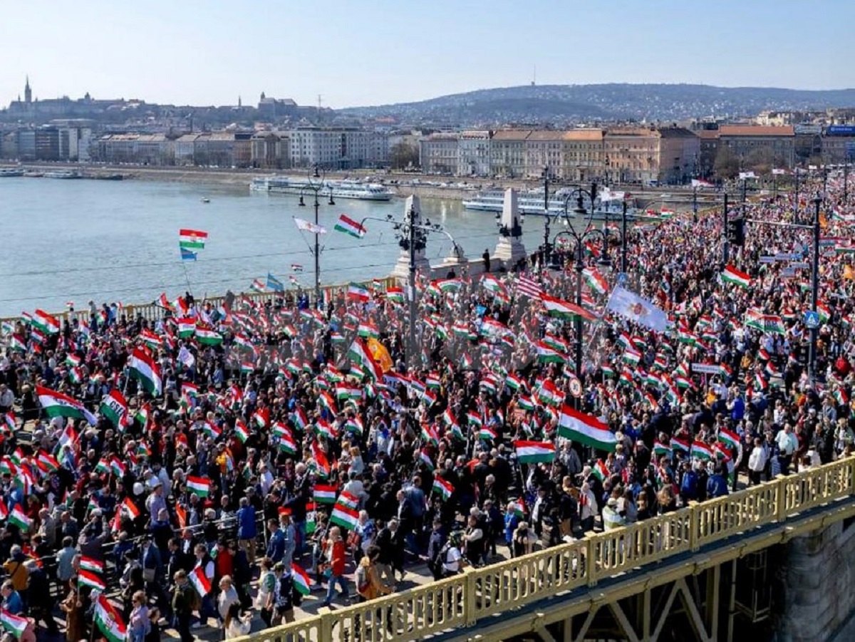 «Хватит кормить Украину»: десятки тысяч человек вышли на «Марш мира» в Будапеште