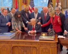 Новая молитва за Трампа в Белом доме попала на видео