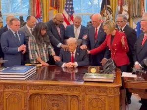 Новая молитва за Трампа в Белом доме попала на видео