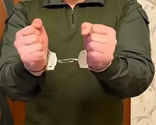 Руки в наручниках